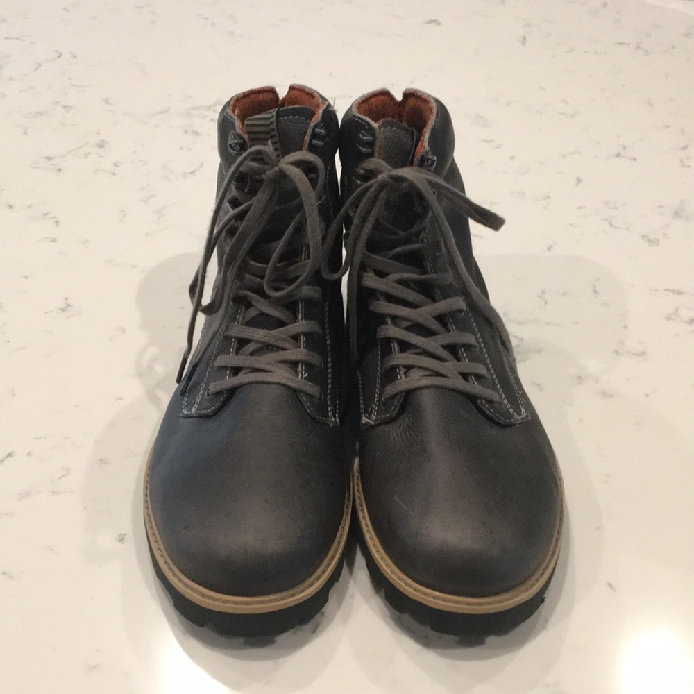 Men’s NWOT VOLCOM Hiking boots size 8.5